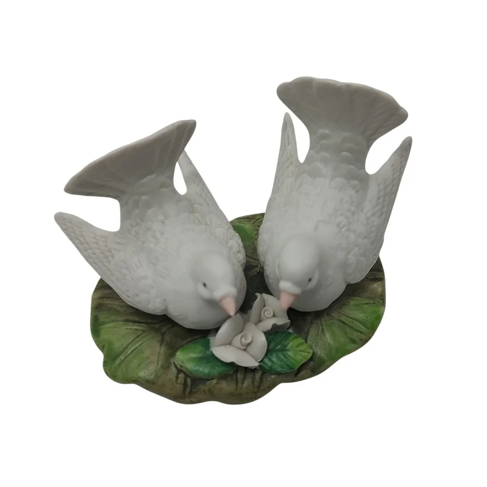 Vintage Lefton Figurine‎ Doves in Nest Egg 1985 Collection Hand Painted 05134